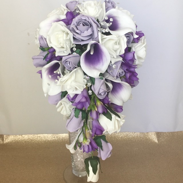 Bouquet de fleurs artificielles en forme de goutte