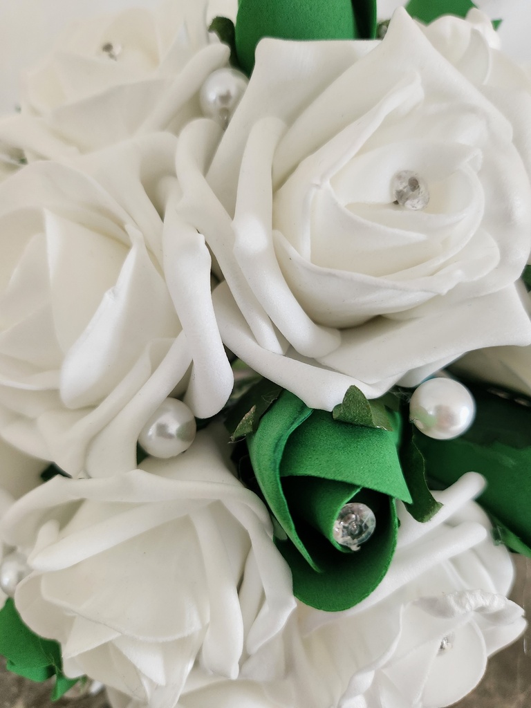 Bouquet de roses blanches et boutons de roses verts