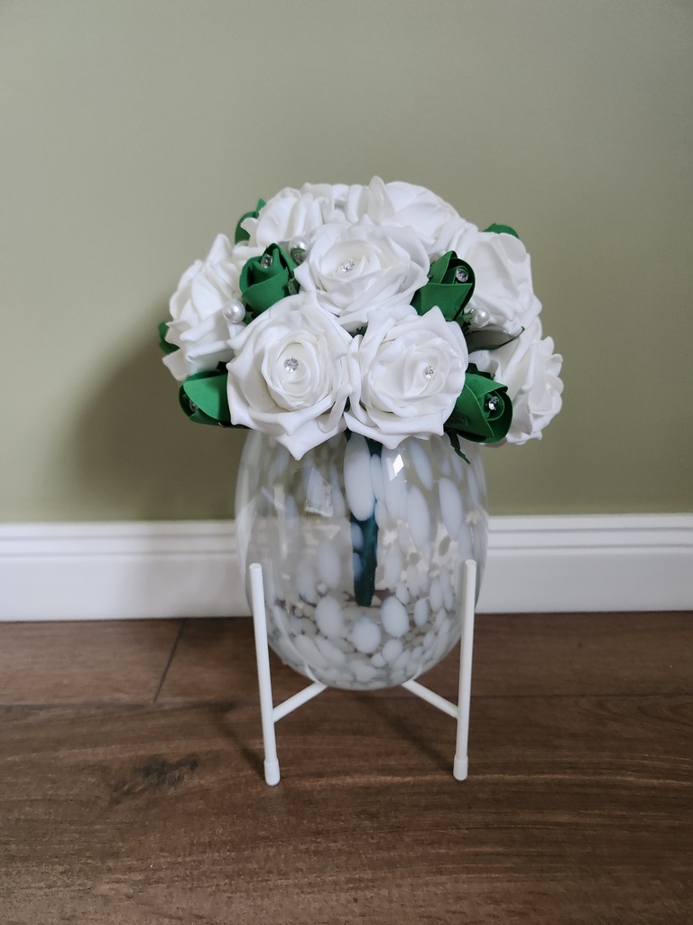 Bouquet de roses blanches et boutons de roses verts