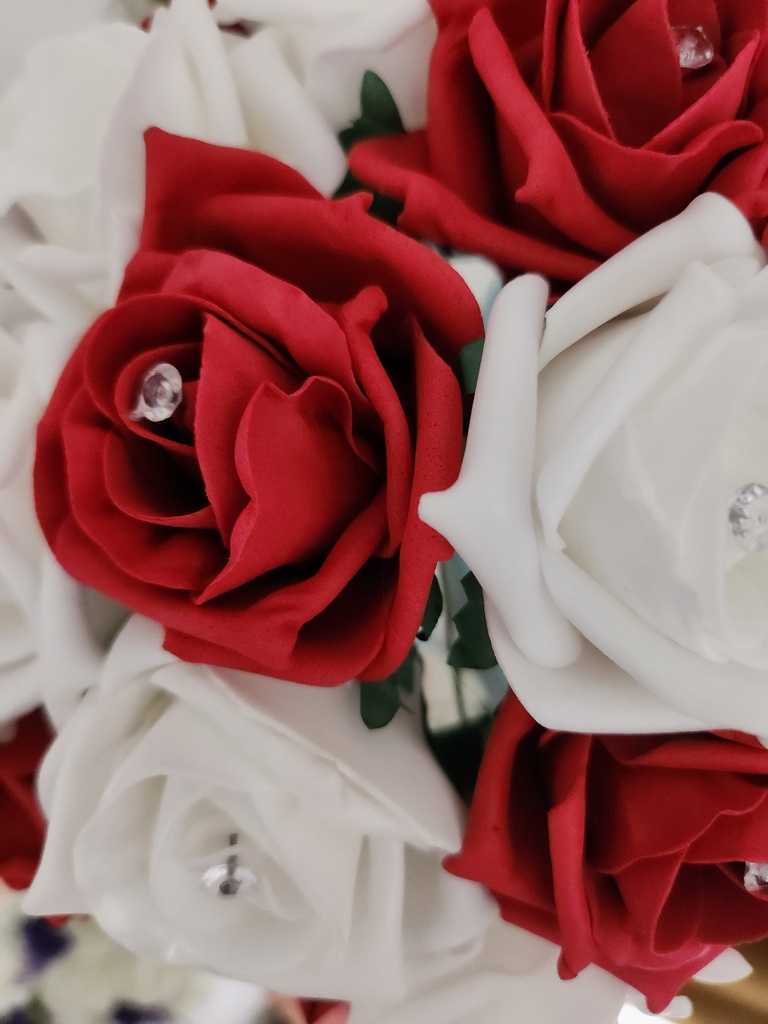 Brassée de roses rouges et blanches