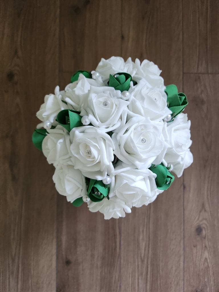 Bouquet de roses blanches et boutons de roses verts