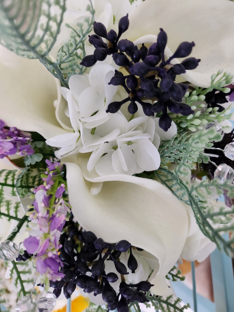 Bouquet de roses et de chardons