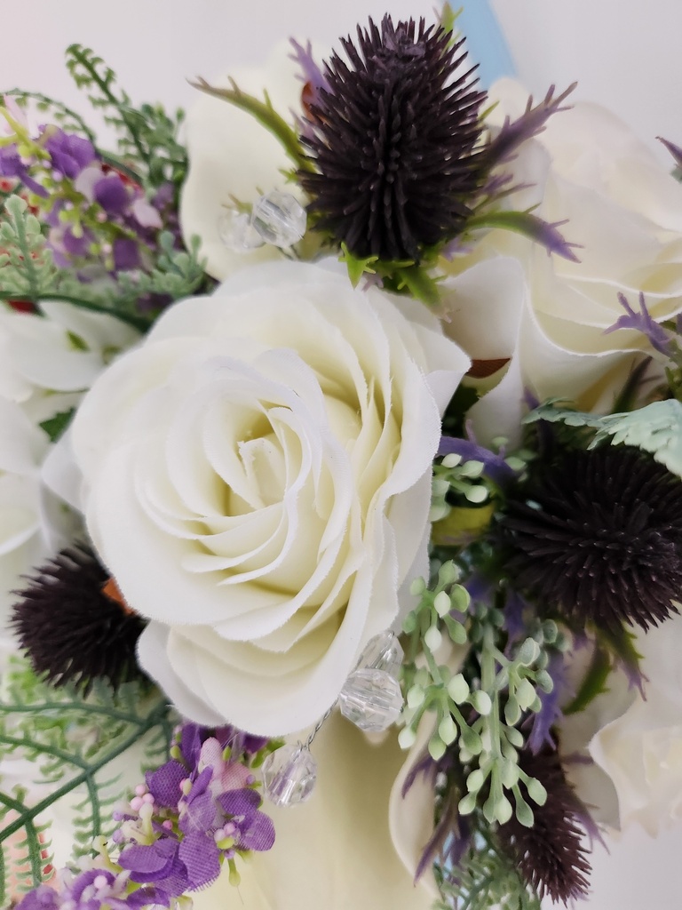 Bouquet de roses et de chardons