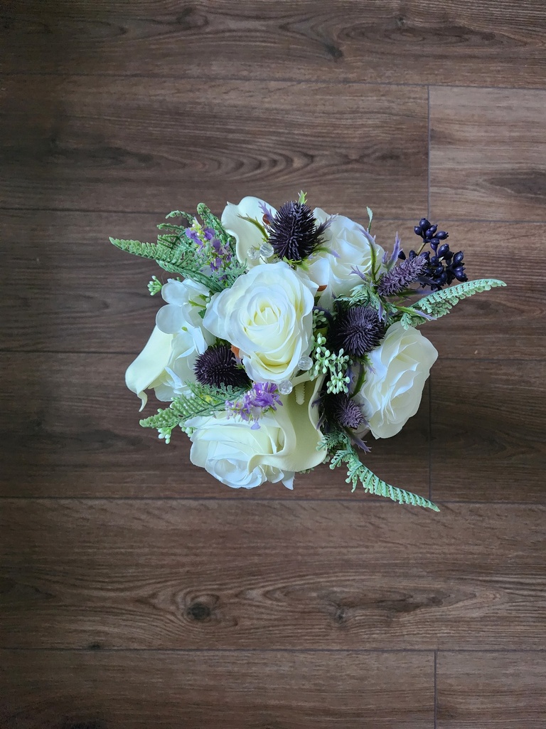 Bouquet de roses et de chardons