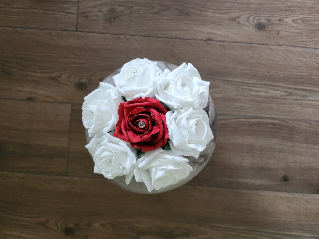 Bouquet de roses blanches et boutons de roses verts