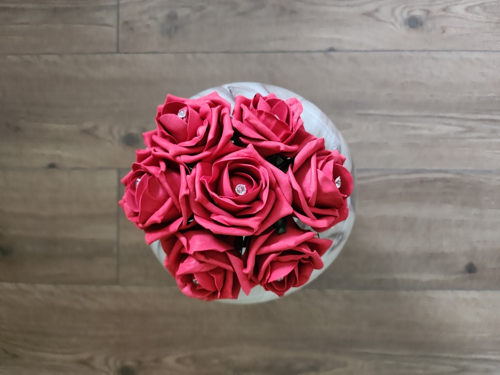 Bouquet de roses blanches et boutons de roses verts