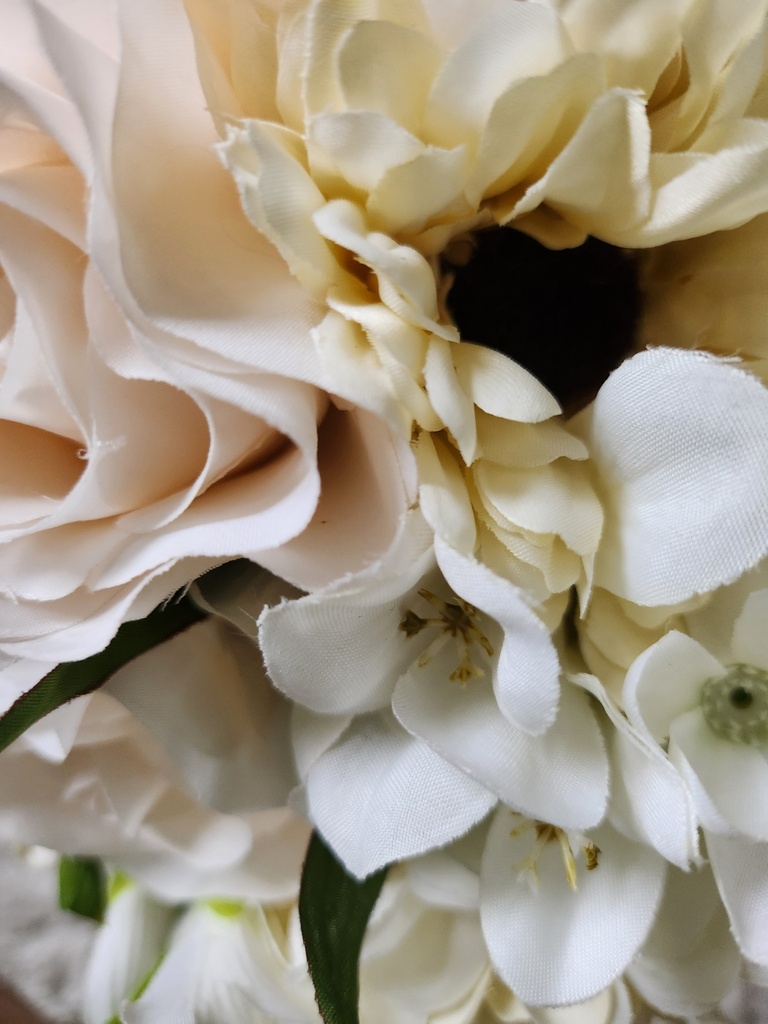 Bouquet de roses, de gerberas et de freesia