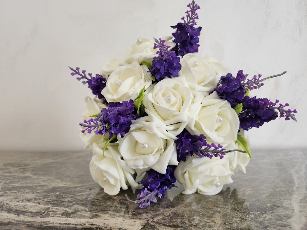 Bouquet artificiel de roses et de lilas