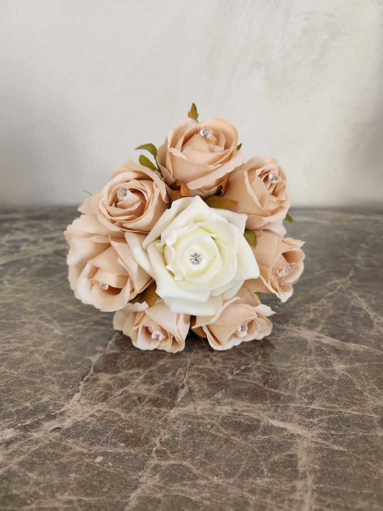 Bouquet de roses blanches et boutons de roses verts