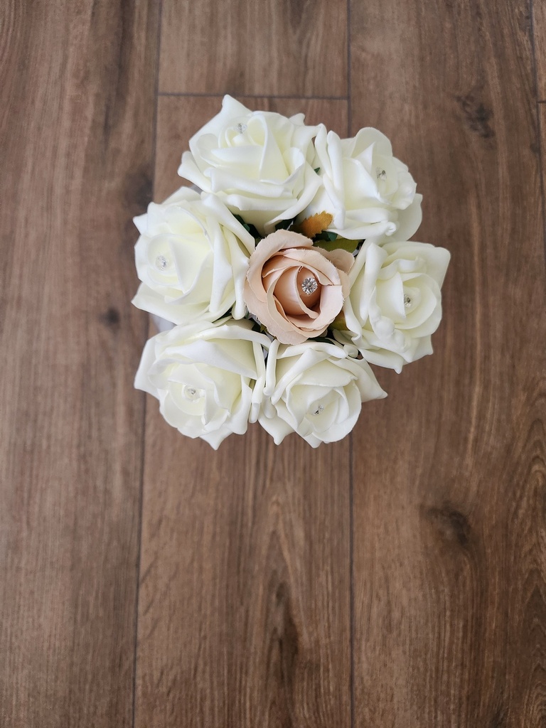 Bouquet de roses blanches et boutons de roses verts