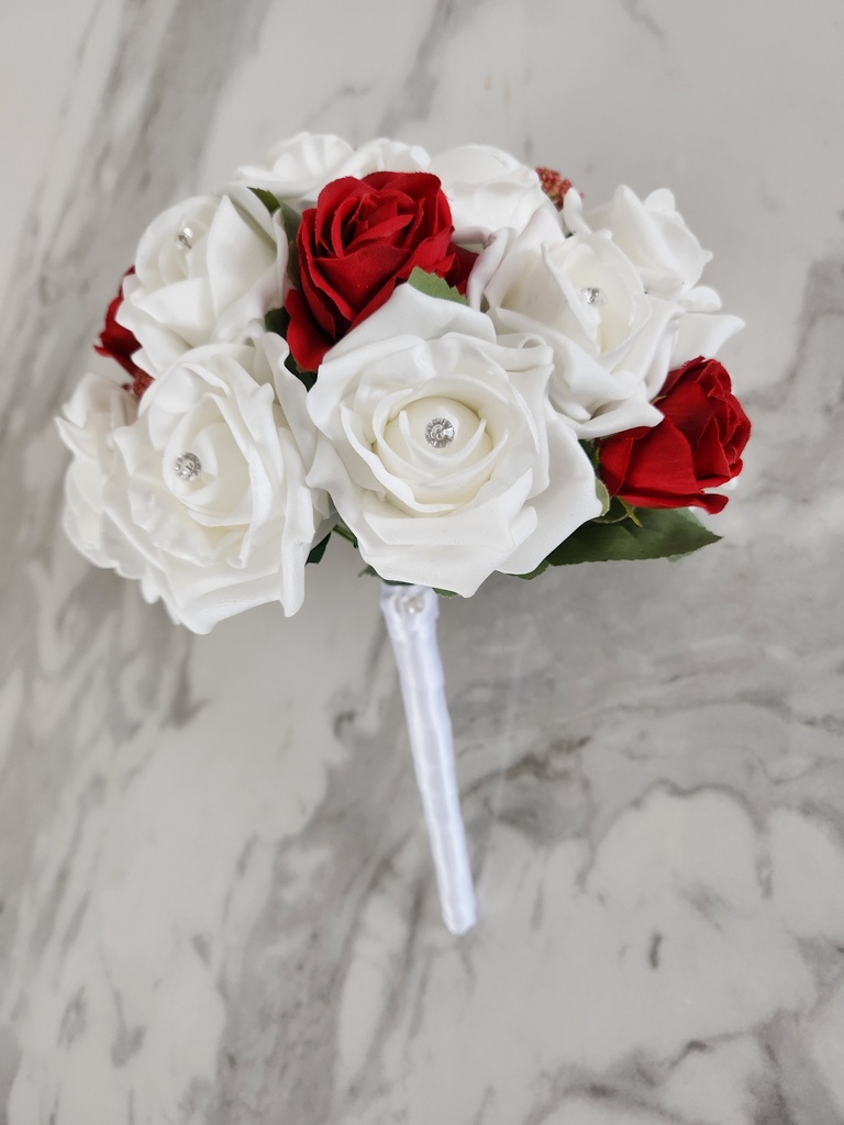 Brassée de roses rouges et blanches