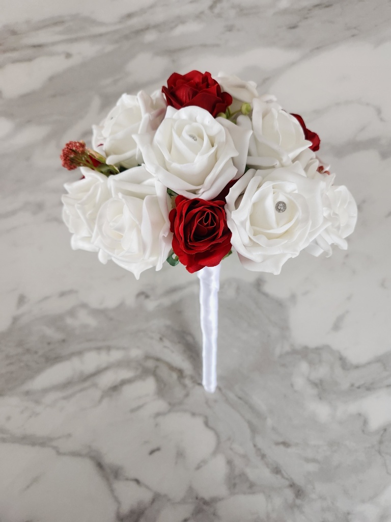 Brassée de roses rouges et blanches