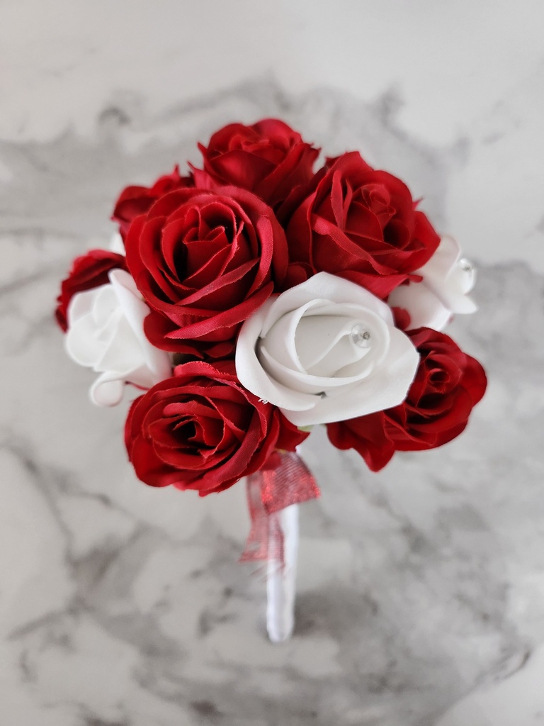 Brassée de roses rouges et blanches