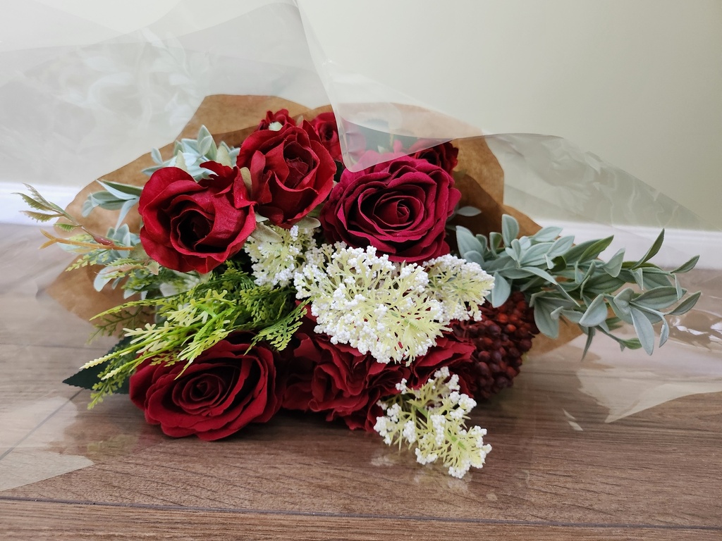 Brassée de roses rouges et blanches