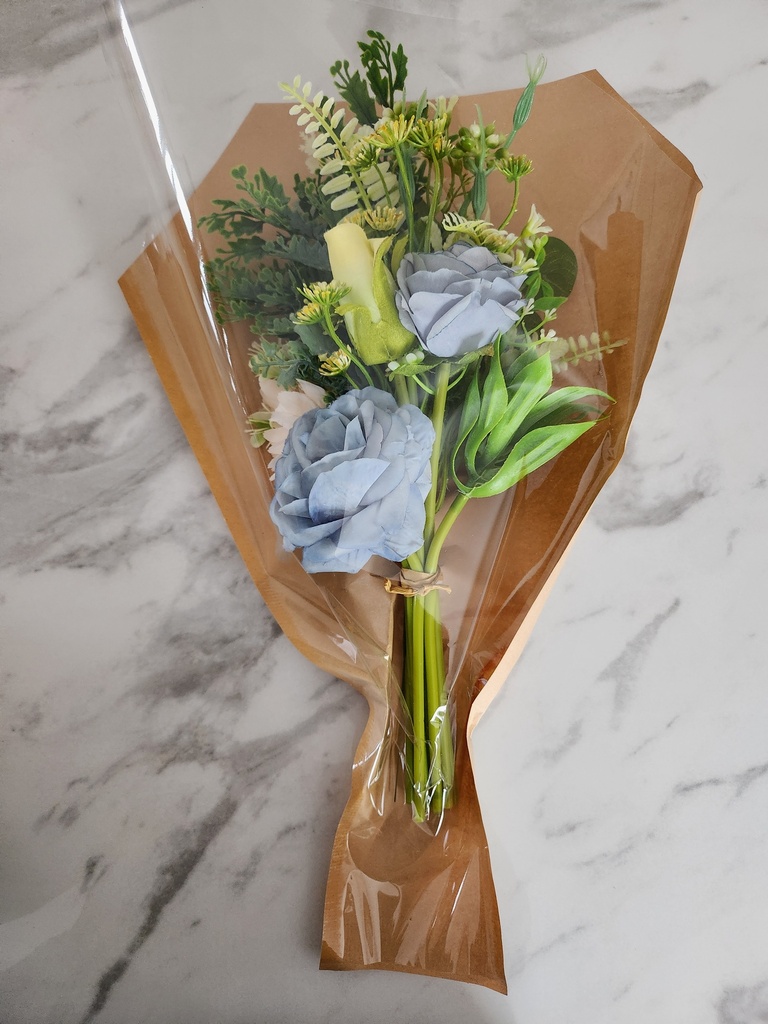 Petit bouquet feuillage et roses bleues 