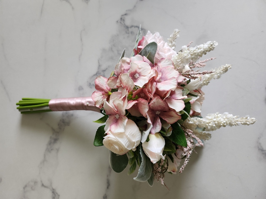Bouquet artificiel de roses, hortensias et sauge