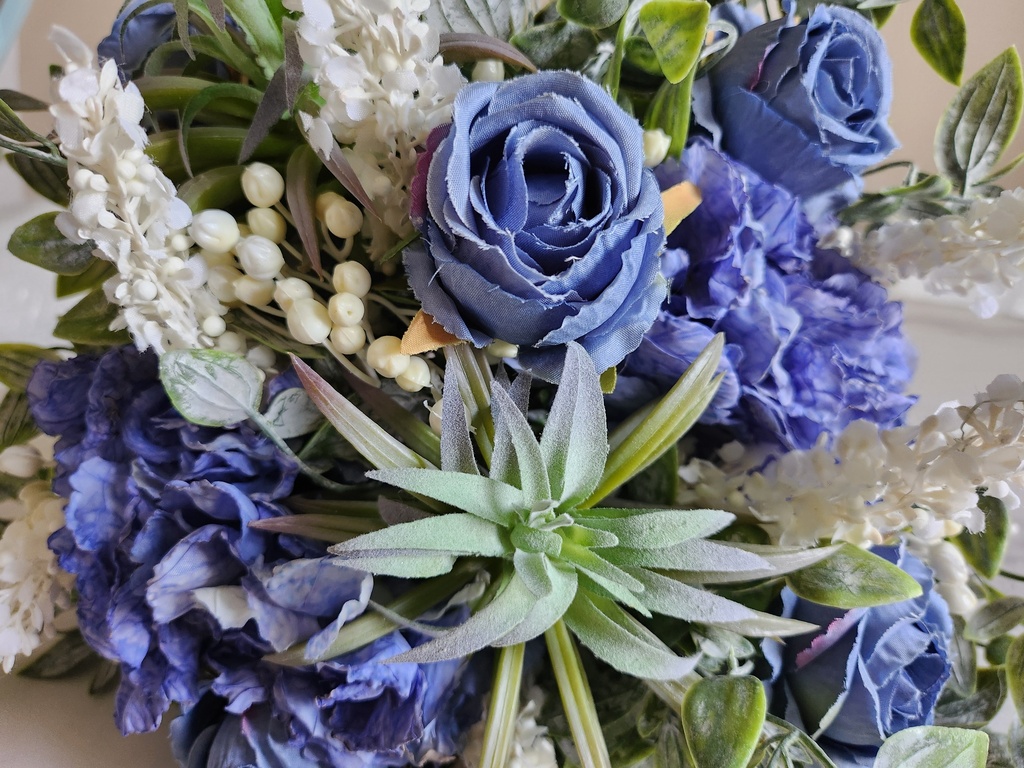 Bouquet artificiel de roses, d'hortensias et de verdure