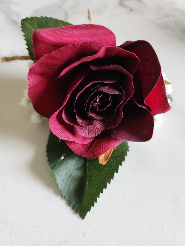 Boutonnière en soie rose et gypsophile