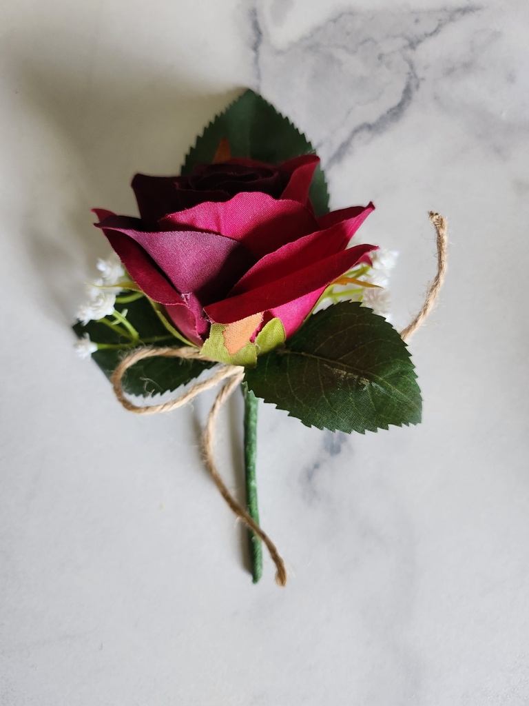 Boutonnière en soie rose et gypsophile