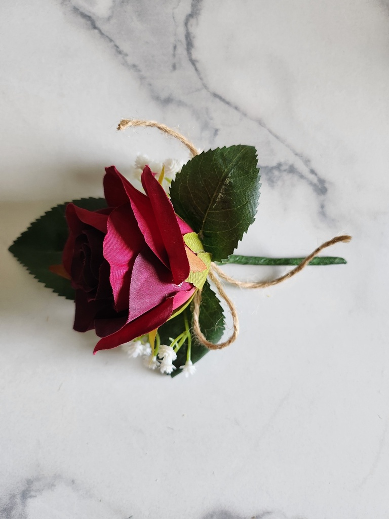 Boutonnière en soie rose et gypsophile