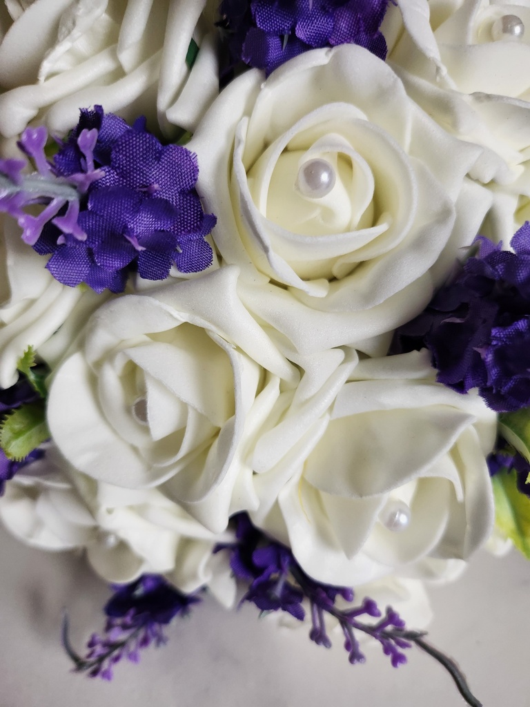 Bouquet artificiel de roses et de lilas