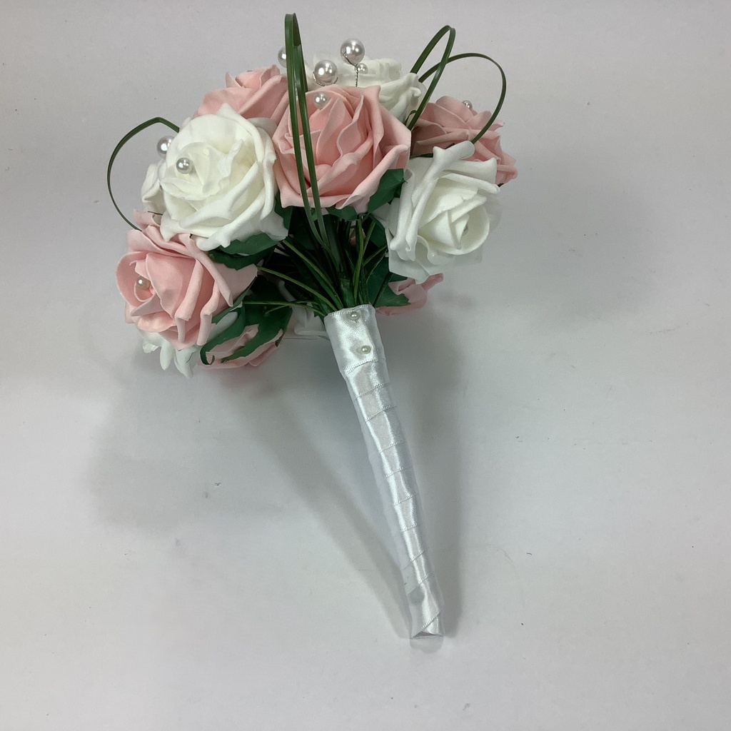 Bouquet de roses artificiel avec des brins d'herbe enroulés