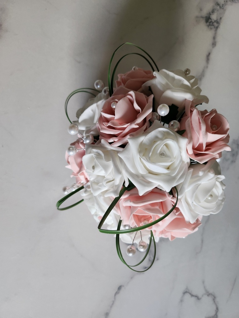 Bouquet de roses artificiel avec des brins d'herbe enroulés