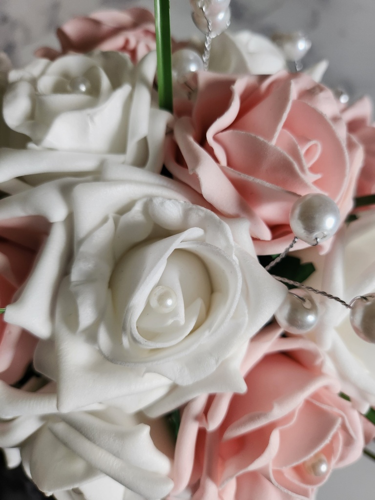 Bouquet de roses artificiel avec des brins d'herbe enroulés