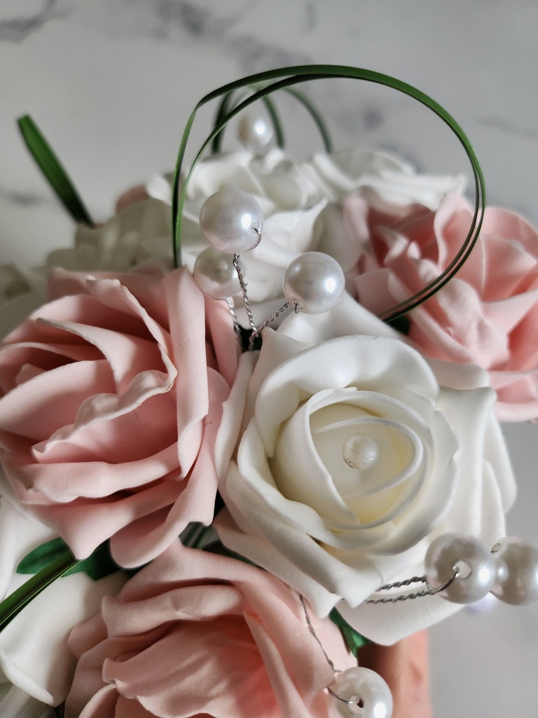 Bouquet de roses artificiel avec des brins d'herbe enroulés