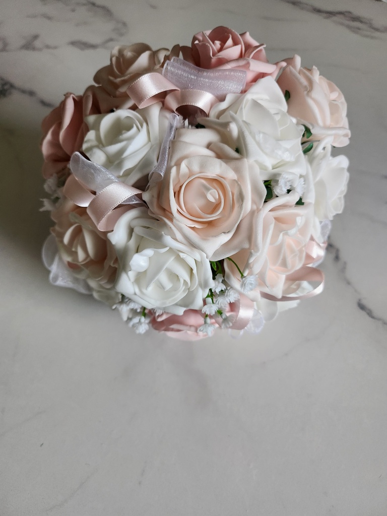 Bouquet de roses artificielles avec gypsophile et rubans