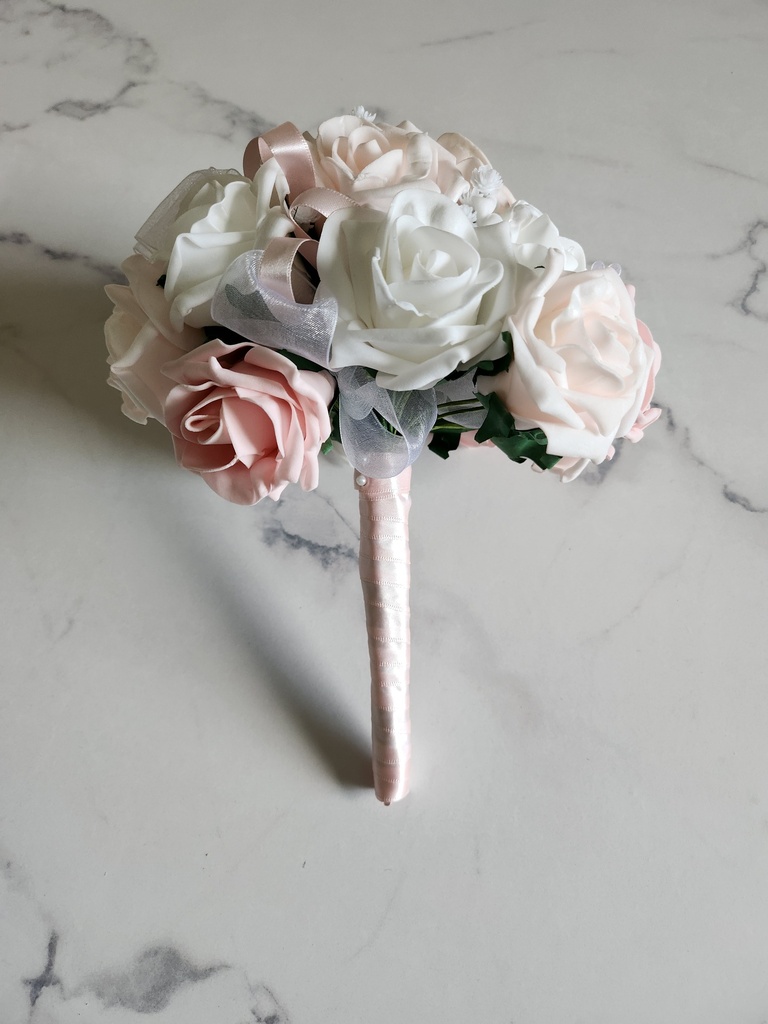Bouquet de roses artificielles avec gypsophile et rubans