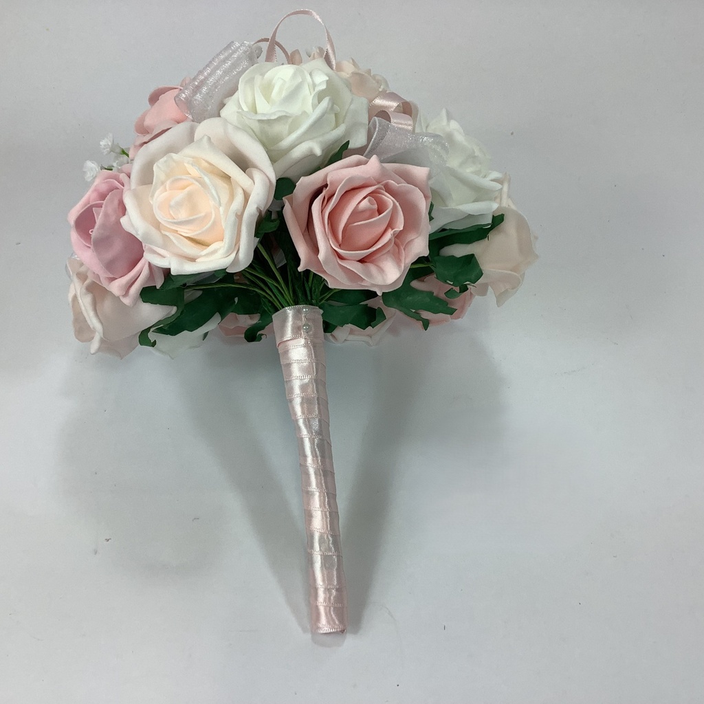 Bouquet de roses artificielles avec gypsophile et rubans