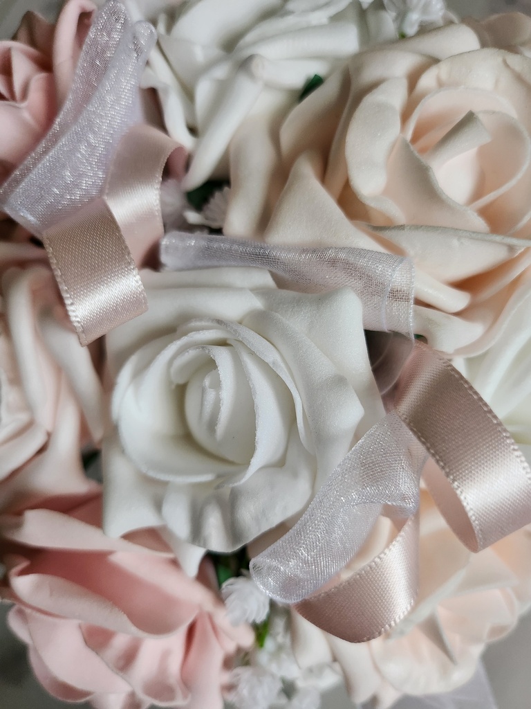 Bouquet de roses artificielles avec gypsophile et rubans