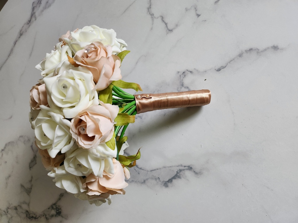 Bouquet artificiel de roses au deux textures 