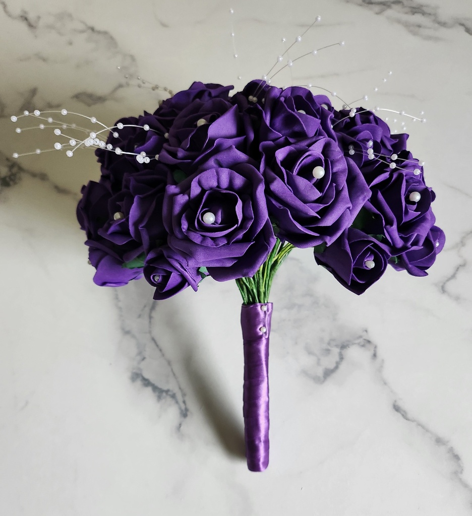 Bouquet de roses artificielles avec tiges ornées de perles