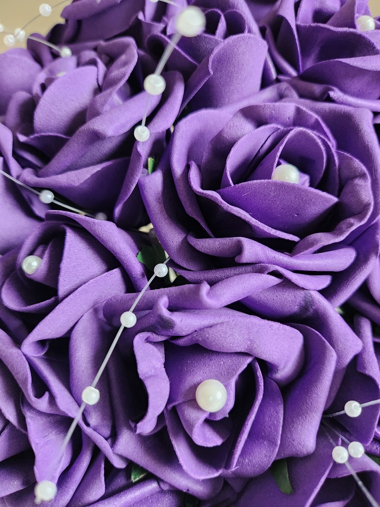 Bouquet de roses artificielles avec tiges ornées de perles