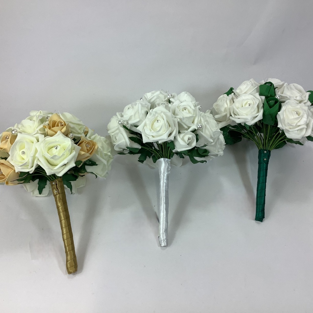 Bouquet artificiel composé de roses et de perles