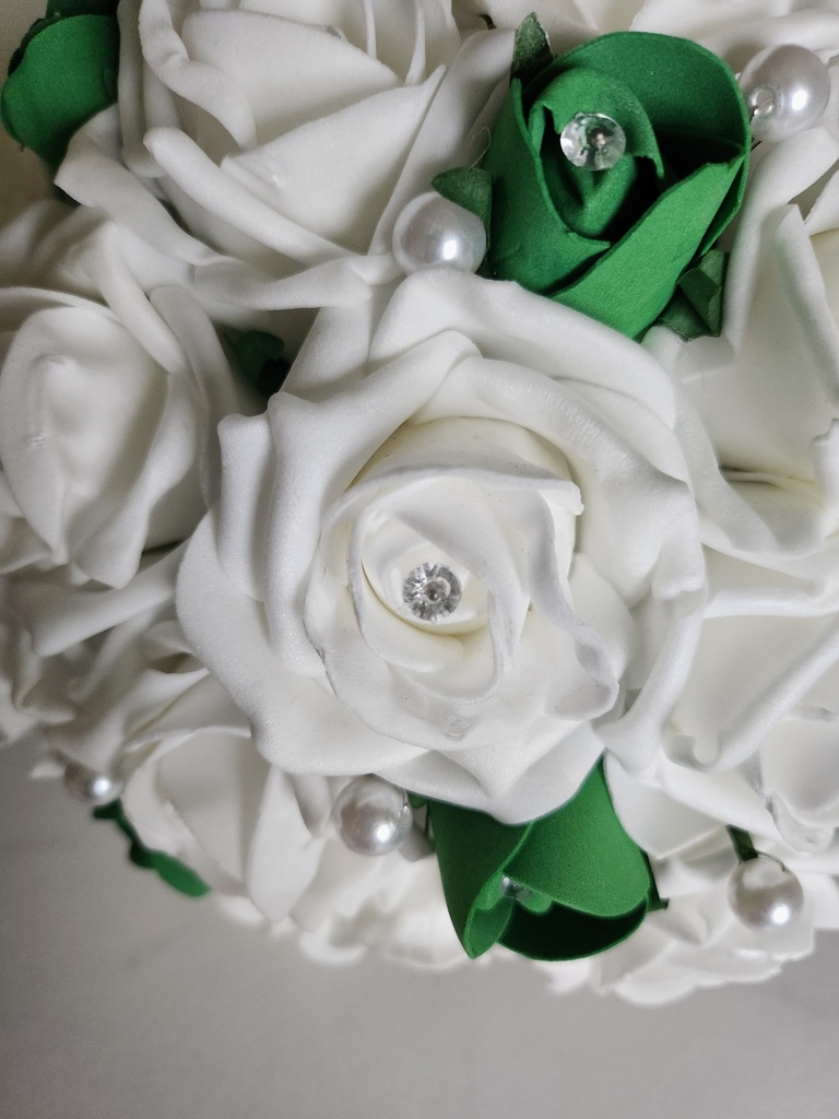 Bouquet artificiel composé de roses et de perles