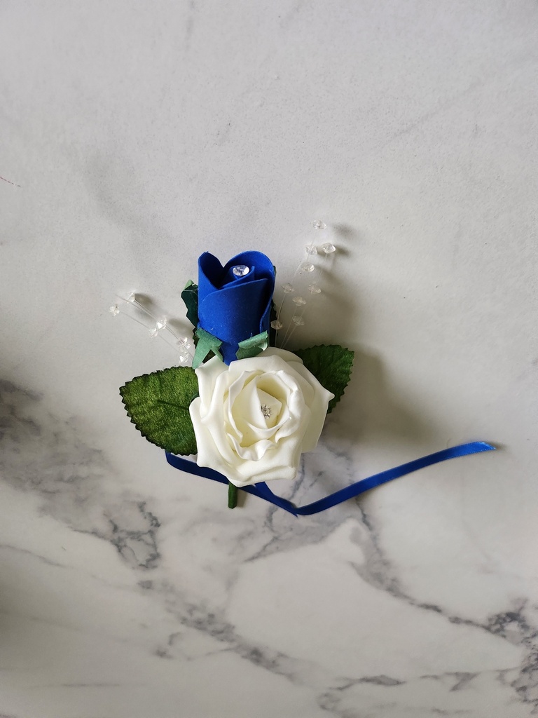 Boutonnière rose ouverte et bouton de rose