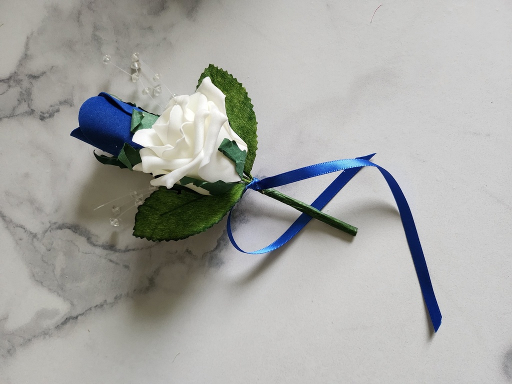 Boutonnière rose ouverte et bouton de rose