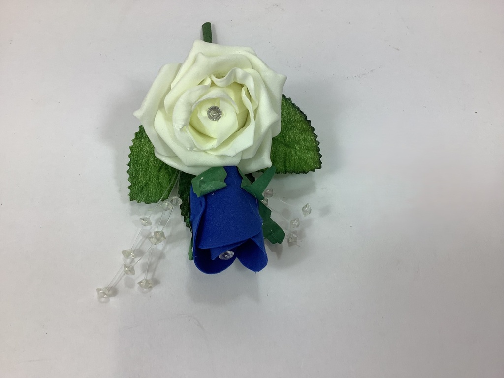 Boutonnière rose ouverte et bouton de rose