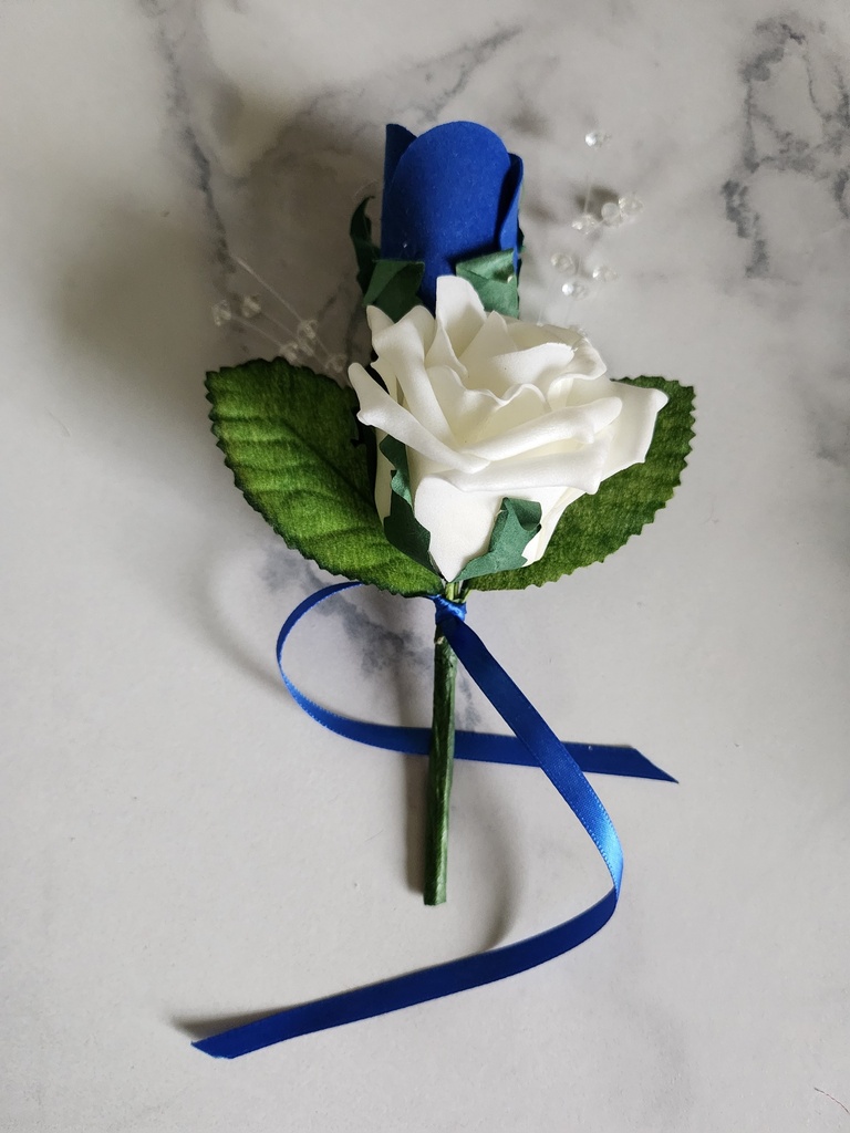 Boutonnière rose ouverte et bouton de rose