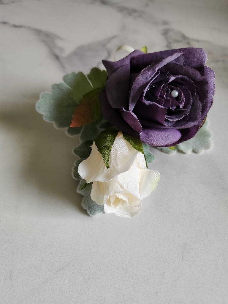 Boutonnière feuille poussiéreuse