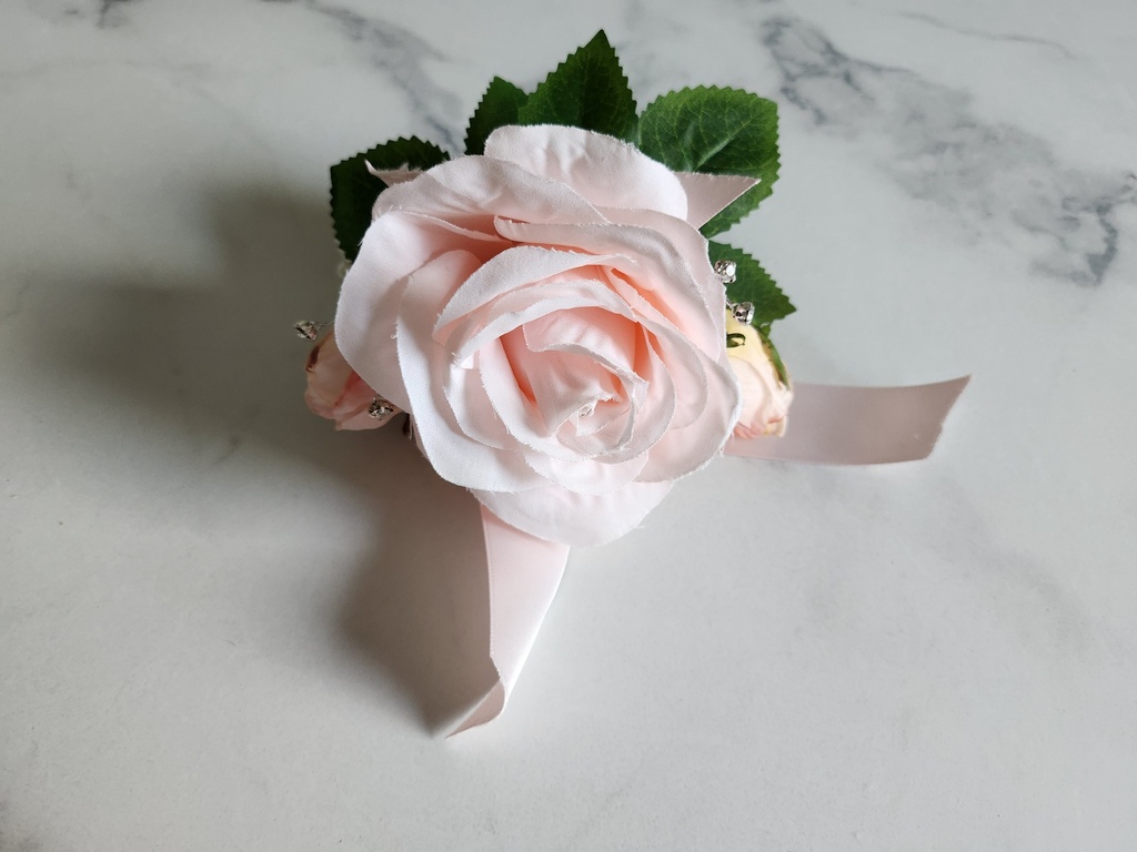 Bracelet en perle et ses roses en soie
