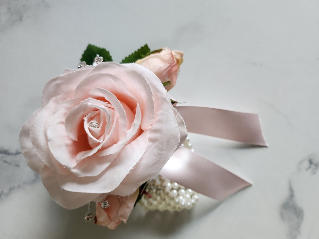 Bracelet en perle et ses roses en soie
