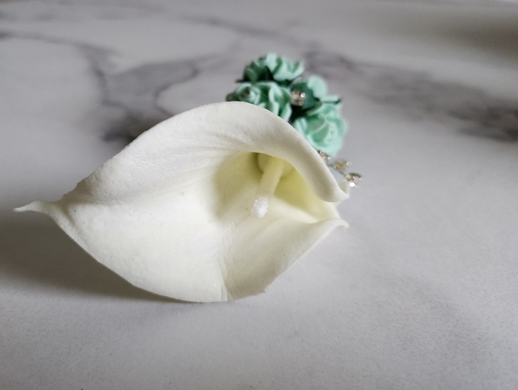 Boutonnière calla et mini roses