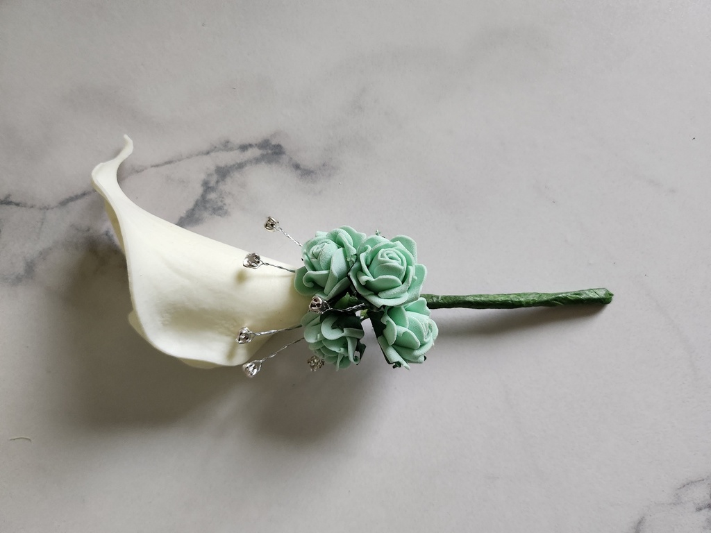 Boutonnière calla et mini roses