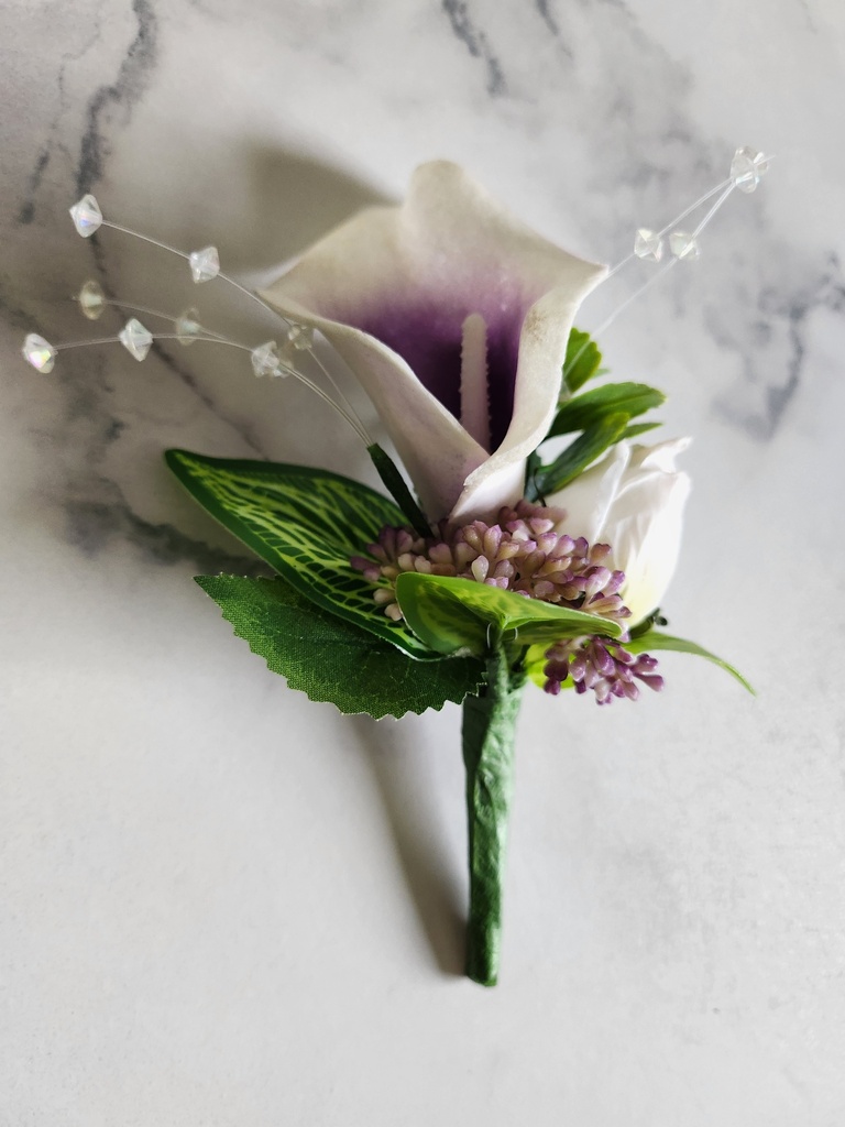 Boutonnière artificielle calla, rose et viorne