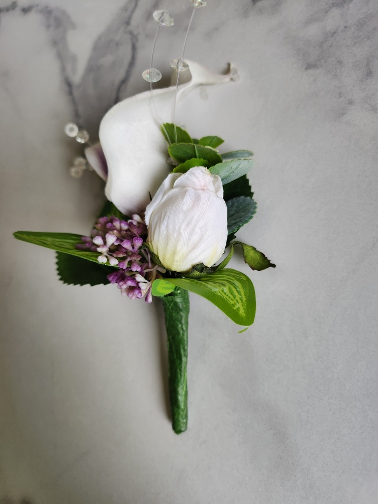 Boutonnière artificielle calla, rose et viorne