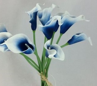 Boutonnière artificielle calla, rose et viorne